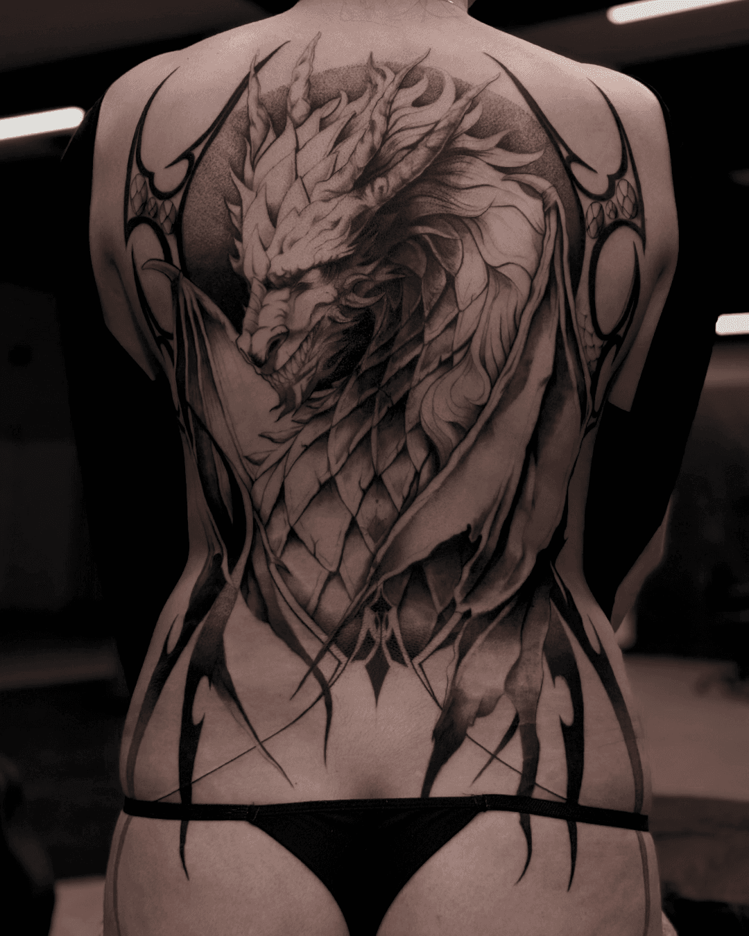 Tatuagem blackwork dragão fechamento de costas - FIKKITY tattoo Goiânia