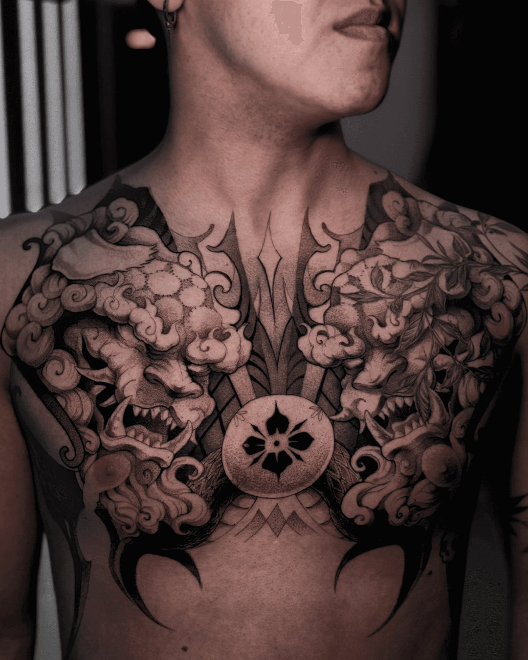 Tatuagem blackwork fulldog fechamento peito - FIKKITY Curitiba